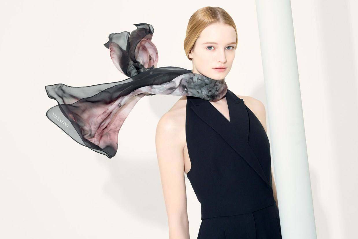 你随风飞扬的笑靥里带着丝巾的飘逸