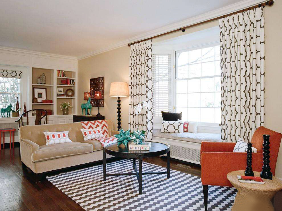 如果客厅比较大的话,可以做两个谈话中心,一个在沙发区,一个在飘窗区.