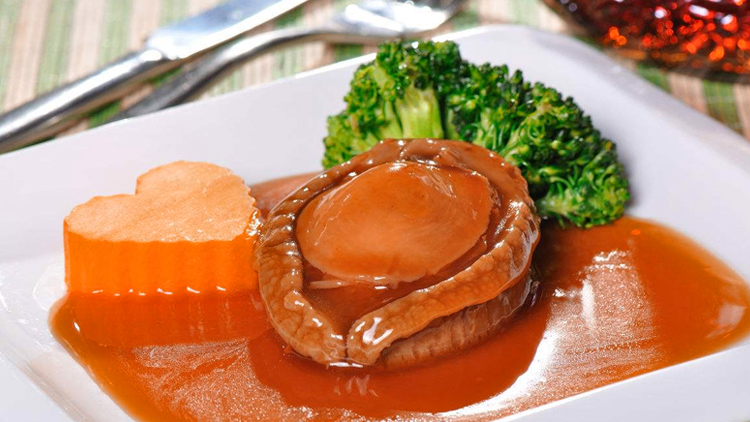 摆上蒸锅,大火蒸8-10分钟左右,蒸好的鲍鱼拿出,摆入盘中