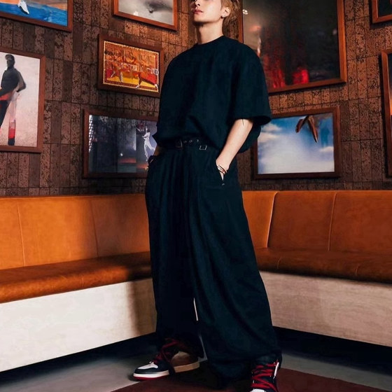 Functional style niche design Wang Jiaer same black trousers men's American loose straight-swinging casual trousers
Functional style niche design Wang Jiaer same black trousers men's American loose straight-swinging casual trousers