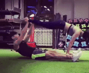 如今的二人已经是健身情侣界的网红了,各种照片拍到让人