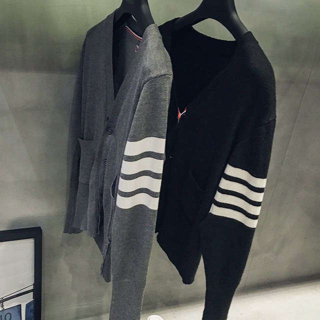New TB Li Yifeng cardigan ຜູ້ຊາຍຊັ້ນນໍາຂອງຜູ້ຊາຍແບບເກົາຫຼີແບບສະບາຍໆສີອ່ອນໆ knitted v-neck ເສື້ອ sweater ສັ້ນ