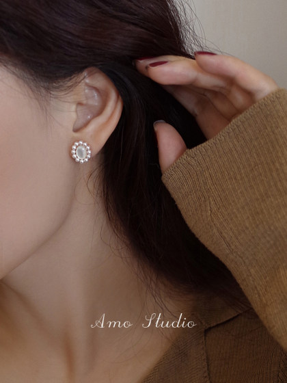 여성용 Amo White Moonlight Natural Fritillary Pearl Earring Retro French Light 고급 고급 기질 이어링 틈새 귀걸이 여성용 Amo White Moonlight Natural Fritillary Pearl Earring Retro French Light 고급 고급 기질 이어링 틈새 귀걸이