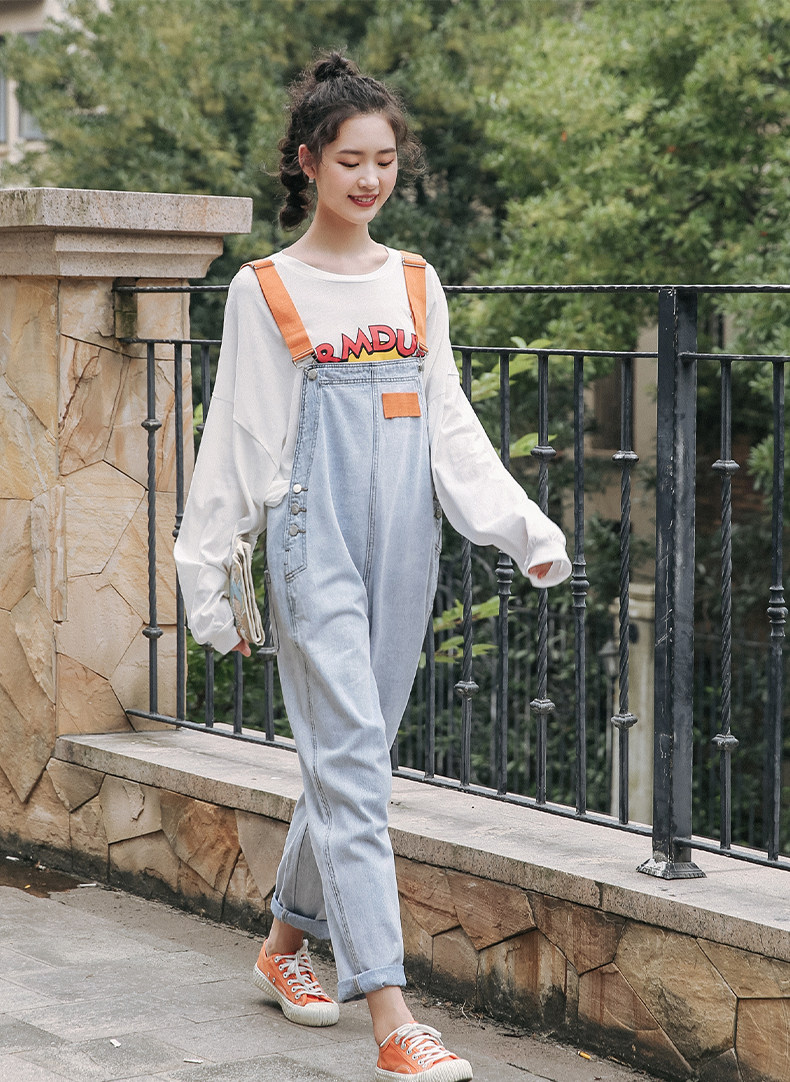 人手一条的背带裤,很显俏皮减龄气质