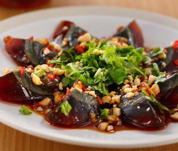 【 香菜酸辣皮蛋 】  主料:皮蛋2颗,香菜末5克,蒜末10克,熟花生碎10克