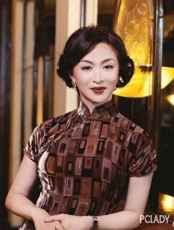 除了旗袍,卷发也是老上海女人们的特征,也是那个时代的代表