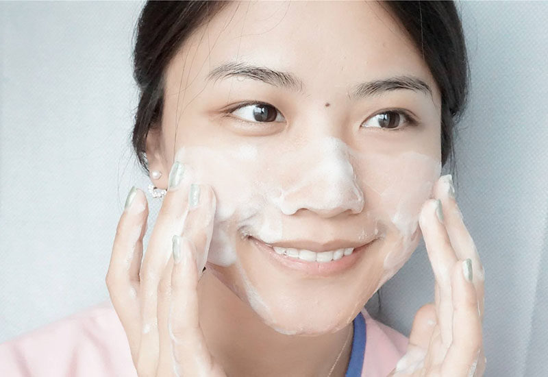 面部卸妆进行脸部卸妆时,也要小心一些才能避免皮肤伤害.