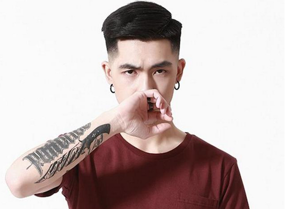 5,商务男士的侧分发型比较清爽干练,这款两侧的发丝剪短中间做蓬松