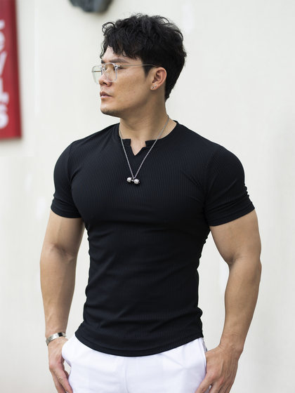 오리지널 트렌디 한 스포츠 피트니스 의류 느슨한 짧은팔 티셔츠 V- 넥 남성 슬림 바디 옷 아이스 센싱 훈련 의류 빠른 건조 높은 탄력성 오리지널 트렌디 한 스포츠 피트니스 의류 느슨한 짧은팔 티셔츠 V- 넥 남성 슬림 바디 옷 아이스 센싱 훈련 의류 빠른 건조 높은 탄력성