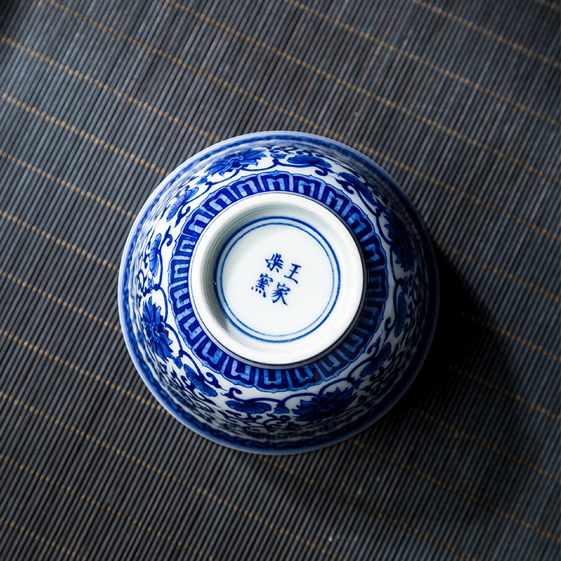 Jingdezhen ceramic masters cup all hand personal of blue and white porcelain cup kung fu small cup bowl hand - made sample tea cup