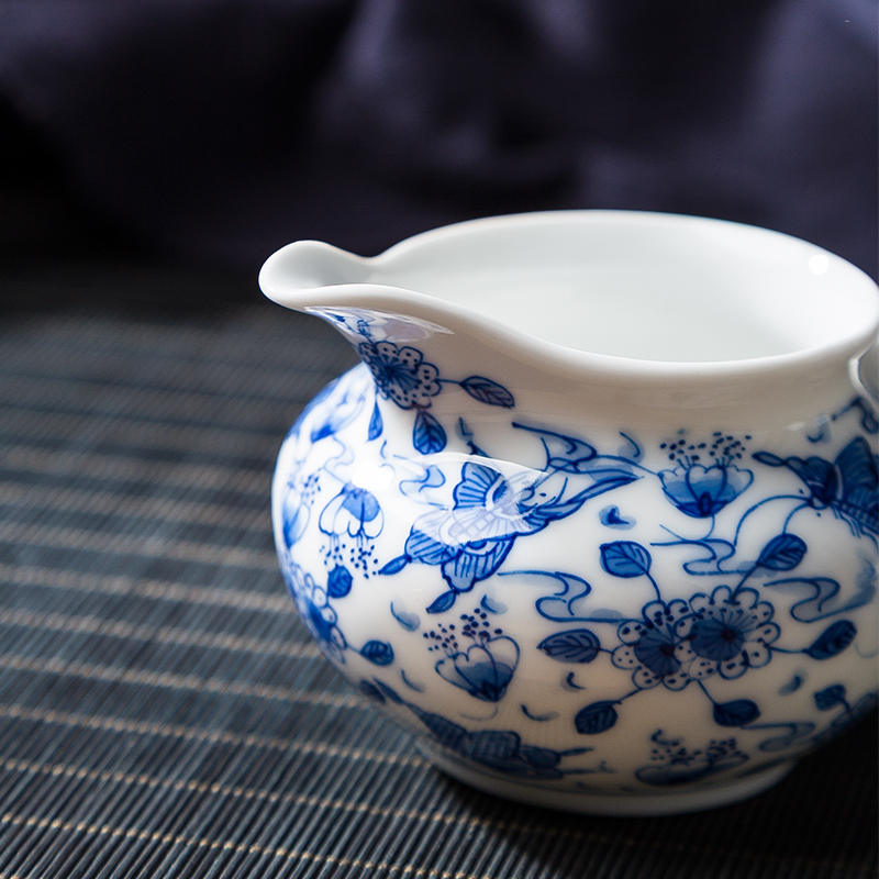 Jingdezhen ceramic hand - made flowers and a cup of blue and white disc love points pours tea tea ware kung fu tea accessories and glass