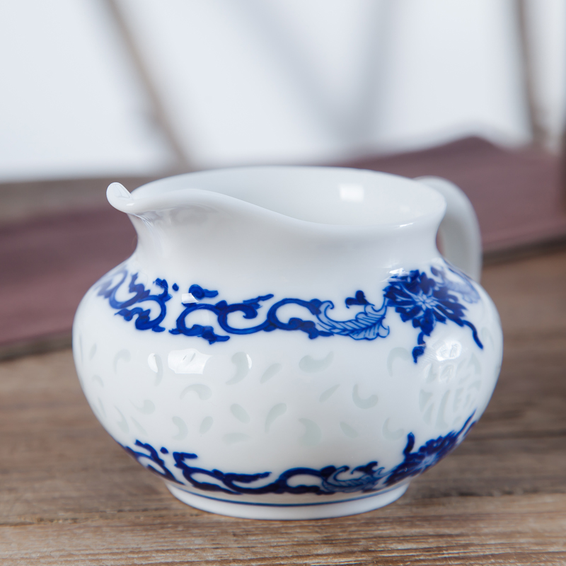 Jingdezhen ceramic blue and white and exquisite manual hand - made fair keller kung fu tea tea tea ware fair cup