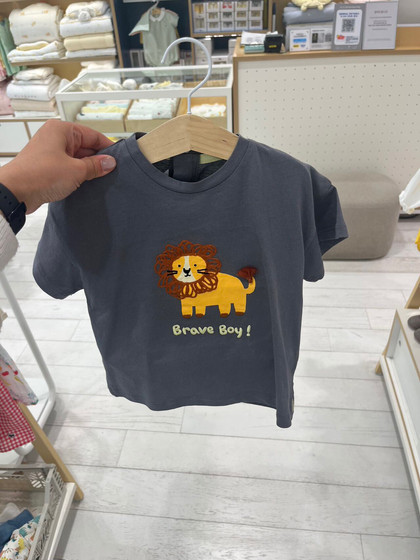 Korean children's clothing 25 summer new style for men and women's fashionable and fashionable lion embroidery versatile cartoon short-sleeved T-shirt top
Korean children's clothing 25 summer new style for men and women's fashionable and fashionable lion embroidery versatile cartoon short-sleeved T-shirt top