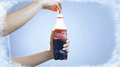 第四步:等几秒,冰沙涌现.将可乐倒置,上下摇晃