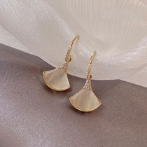 2021 new good-looking light luxury earrings fan-shaped earrings niche ear hook Net red temperament light luxury earrings female