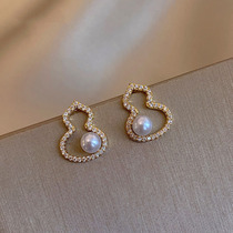 Super beautiful temperament earrings recommended simple fashion pearl earrings personality niche design small versatile earrings female