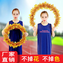 The opening ceremony of the opening ceremony of the games The team held props in hand Kindergarten morning exercise equipment held dance props wreath