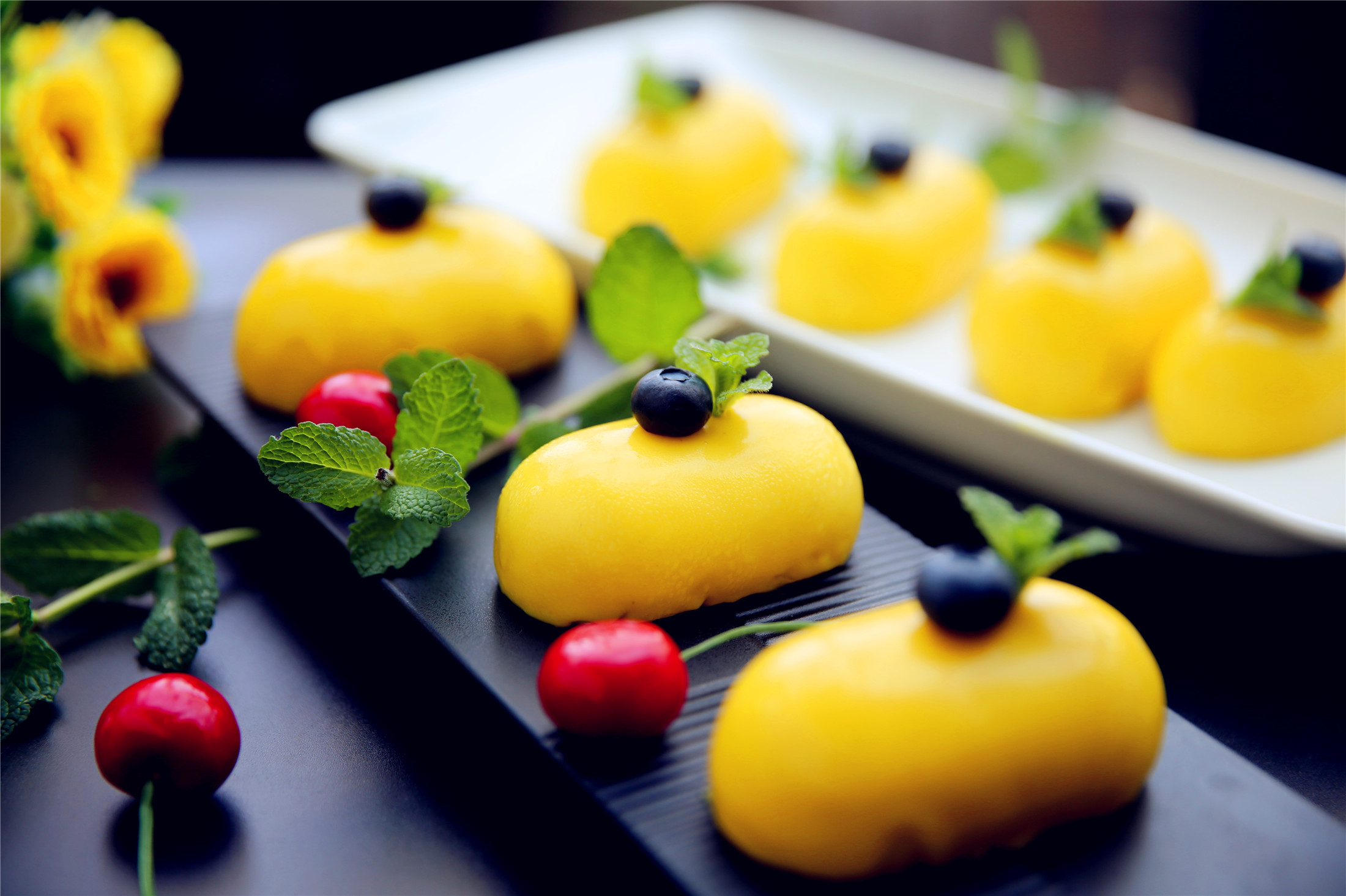 有点夸张了.不过这模样的芒果慕斯的确太让人惊艳了!