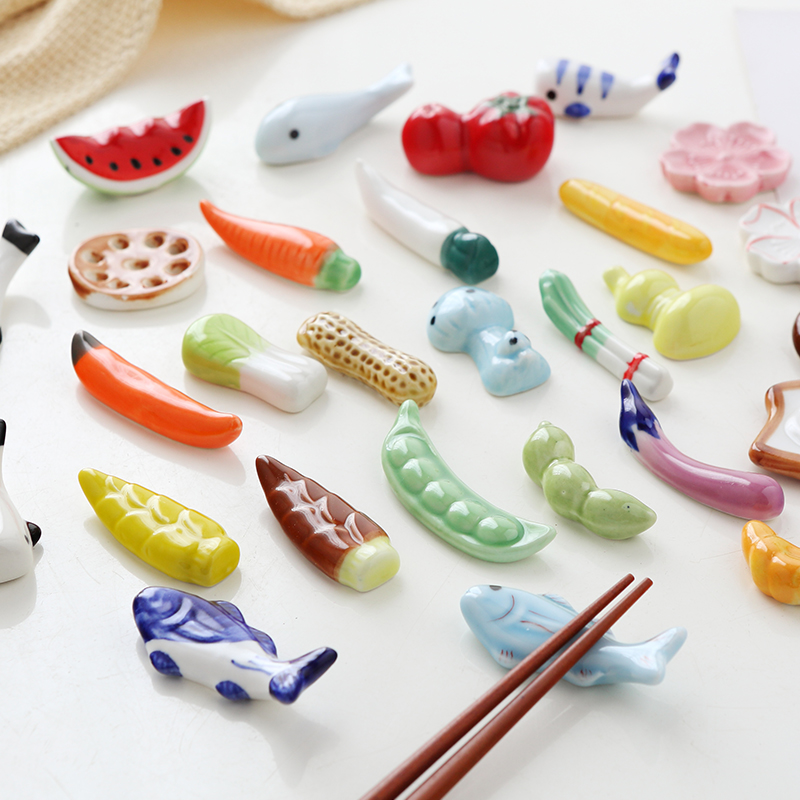 Ceramic express little chopsticks rack creative Japanese household table table chopsticks chopsticks chopsticks holder frame pillow chopstick hold spoon doesn money