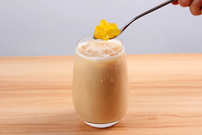 一杯芒果爆爆珠奶茶就做好啦~!