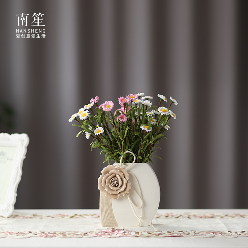 European contracted hand pinch flower vase furnishing articles ceramic vase small pure and fresh and creative flower arranging flowers sitting room is contracted and I