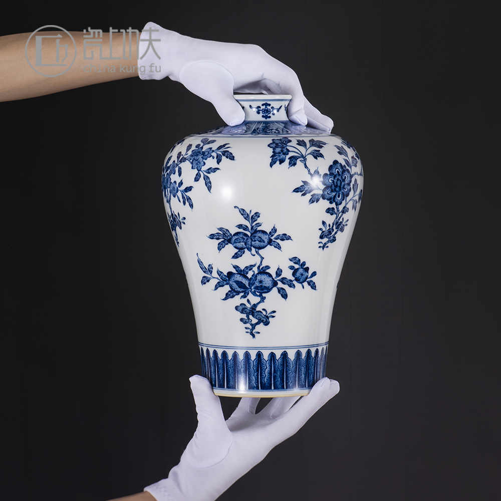 Jingdezhen blue and white porcelain vase sanduo mei blue and white porcelain bottle of new Chinese style living room furnishing articles antique porcelain restoring ancient ways