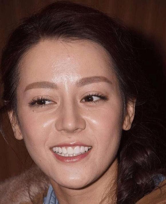 最近大火的迪丽热巴,看得出来皮肤很好,牙齿也很白!