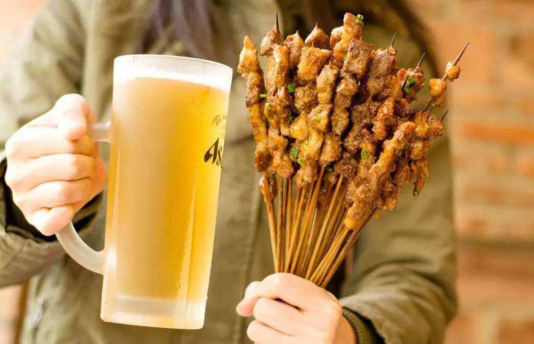 夏天宵夜大排档都行,但扎啤咱能不喝了吗