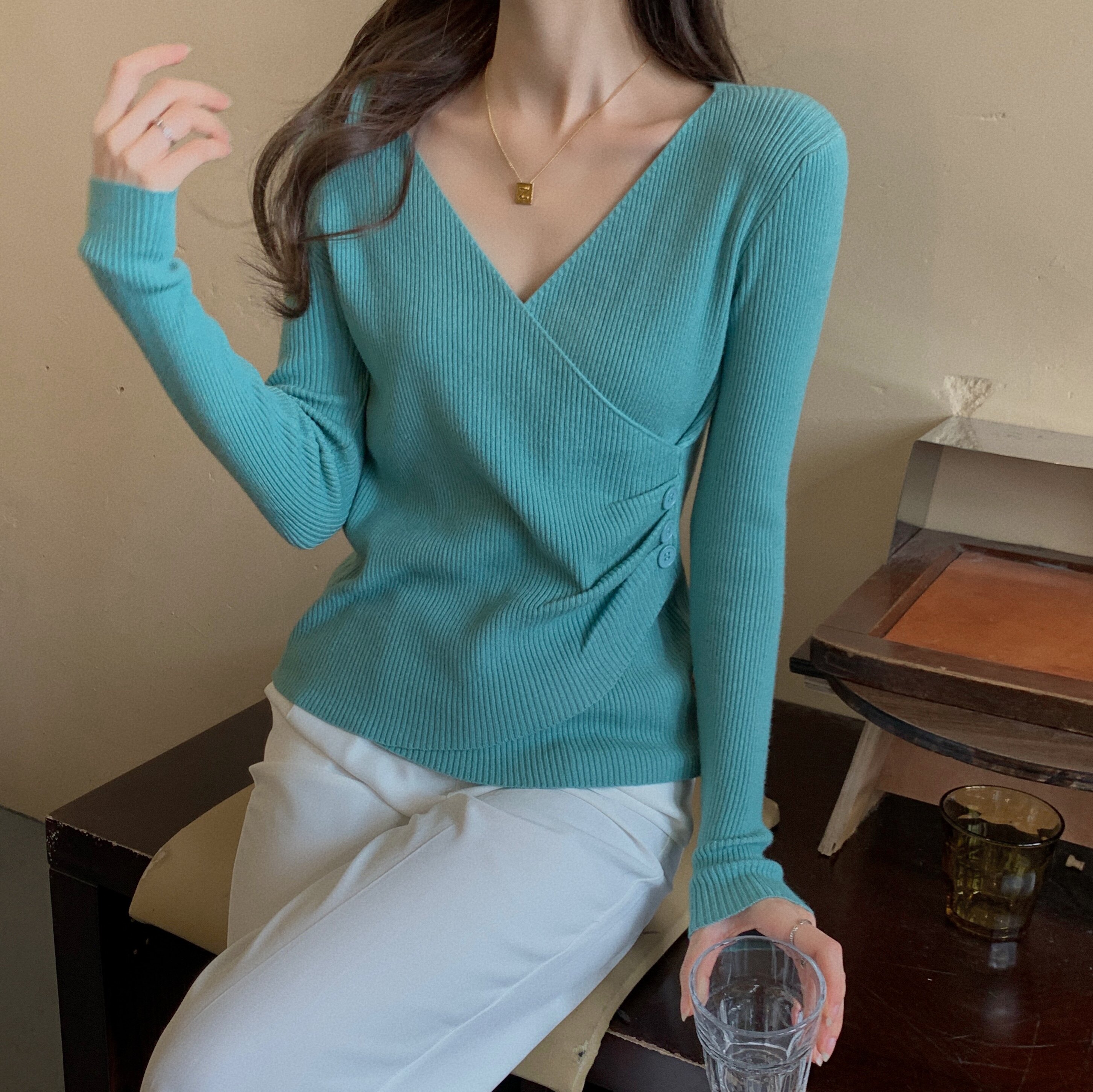 大码女装胖mm秋冬针织v领毛衣长袖设计感交叉纽扣上衣_yam雅美大码v