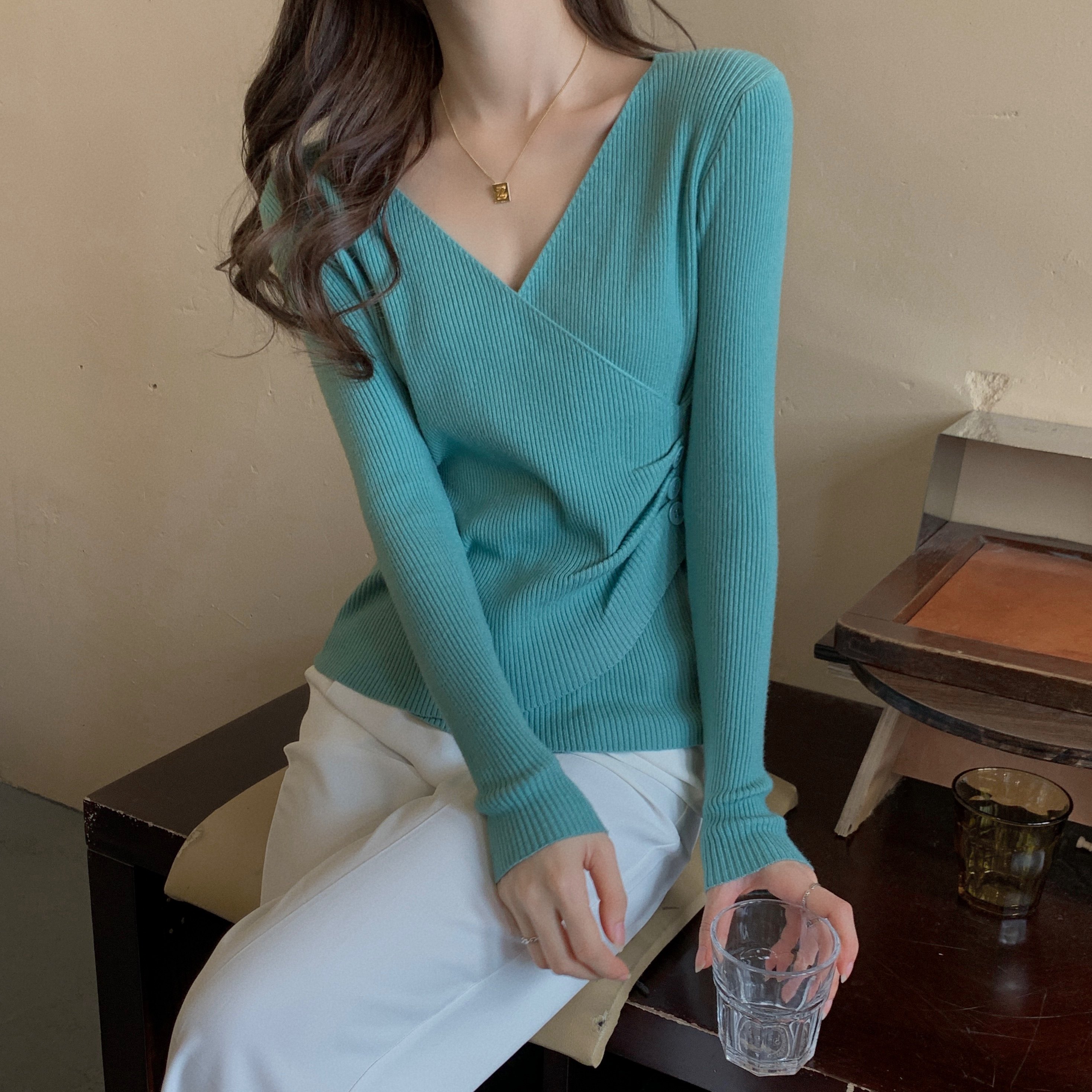 大码女装胖mm秋冬针织v领毛衣长袖设计感交叉纽扣上衣_yam雅美大码v