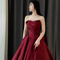 Toast with a new display of thin reigns and a long style of evening gown with a red bride-to-betrothed dress and a dress.