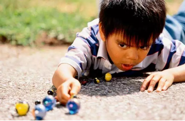 肯定是被孩子拿出去和别人打弹球儿了.