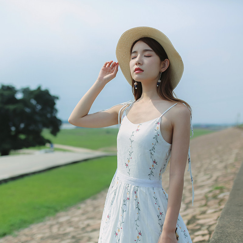 白中长裙女文艺小清新印花吊带v领连衣裙显瘦仙女长裙夏2017新款