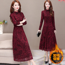 The long-sleeved lace dress woman 2022 in the new autumn and winter long coat with a velvet and thicker bottom skirt