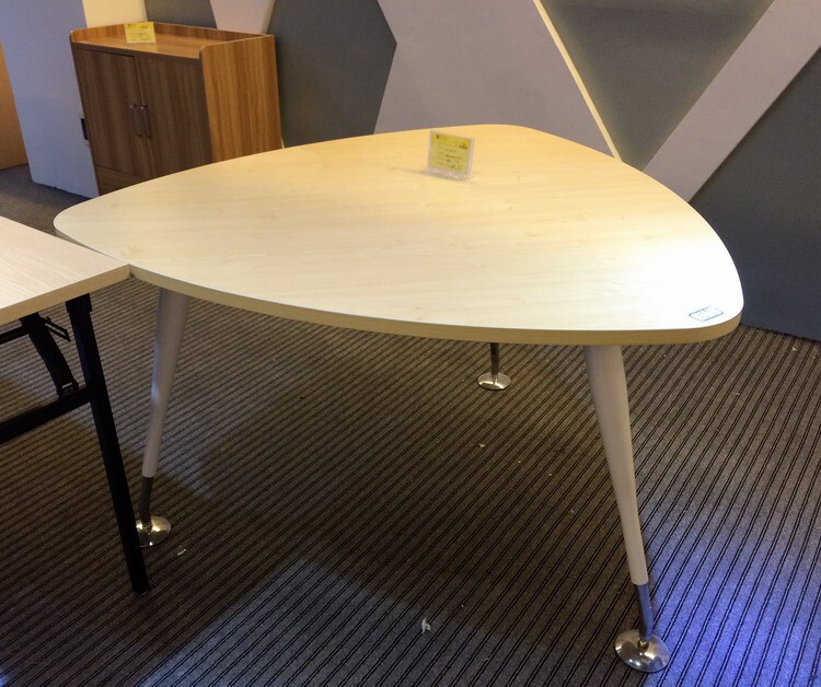 时尚白色1.2米三角洽谈桌 现代简约三角形洽谈台 三角会议桌h211