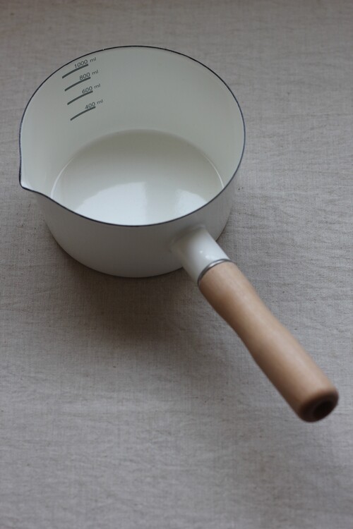 良元静品 日式白色搪瓷原木柄单柄汤锅 可电磁炉奶锅 水舀 带刻度
