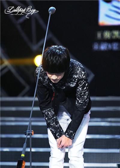 易烊千玺超90度鞠躬的9个瞬间