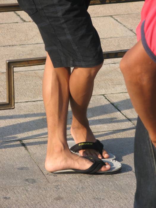 儿被家里人叫去相亲了,本来就不想去的他穿个大裤衩,拖个凉鞋就去了