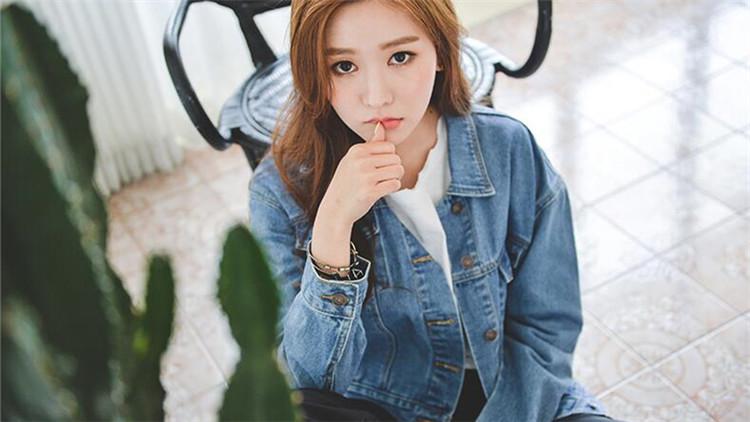 和闺蜜人手一件牛仔外套,今年流行这样穿 和闺蜜人手一件牛仔外套,今年流行这样穿