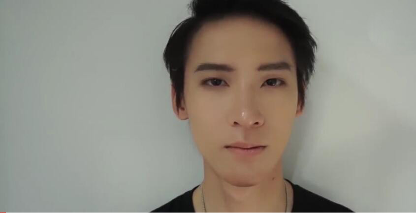 单眼皮男生化妆后,网友惊呼:竟然这么帅