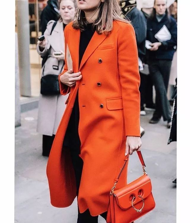 橙色总是最耀眼的,而且亮色调容易有膨胀感的,搭配黑色look视觉上也会