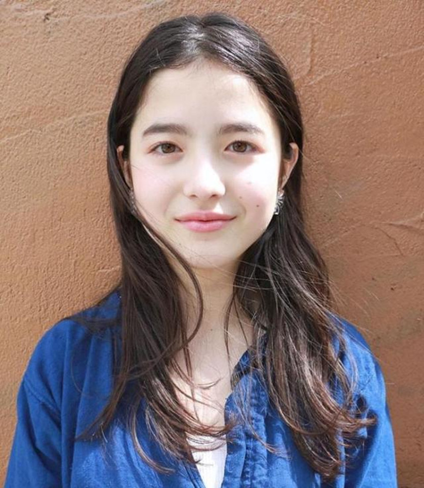 山田直美是日法混血儿,拥有一张惊艳的萝莉脸:大眼睛,白皮肤,嘟嘟唇!