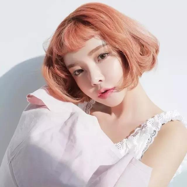 不同发色的羊羔毛发型,有不同的风格呢.