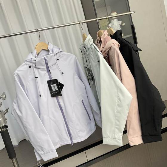 Men's and women's couples! Windproof and waterproof! Foreign trade men's spring outdoor sports and casual jacket hooded jacket
Men's and women's couples! Windproof and waterproof! Foreign trade men's spring outdoor sports and casual jacket hooded jacket