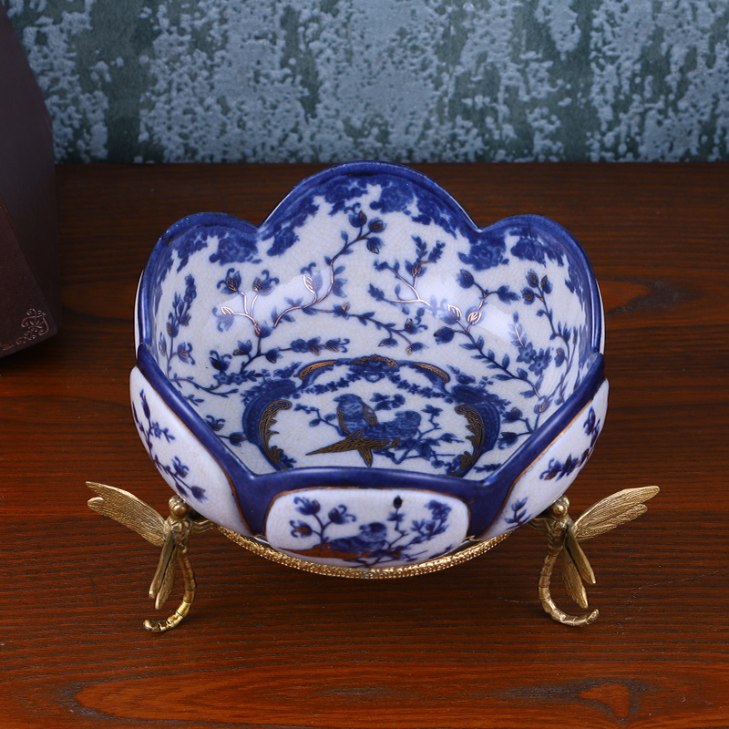 Blue and white dry fruit tray was European - style key-2 luxury high - grade American creative household ceramics sitting room keys to receive dish tea table furnishing articles