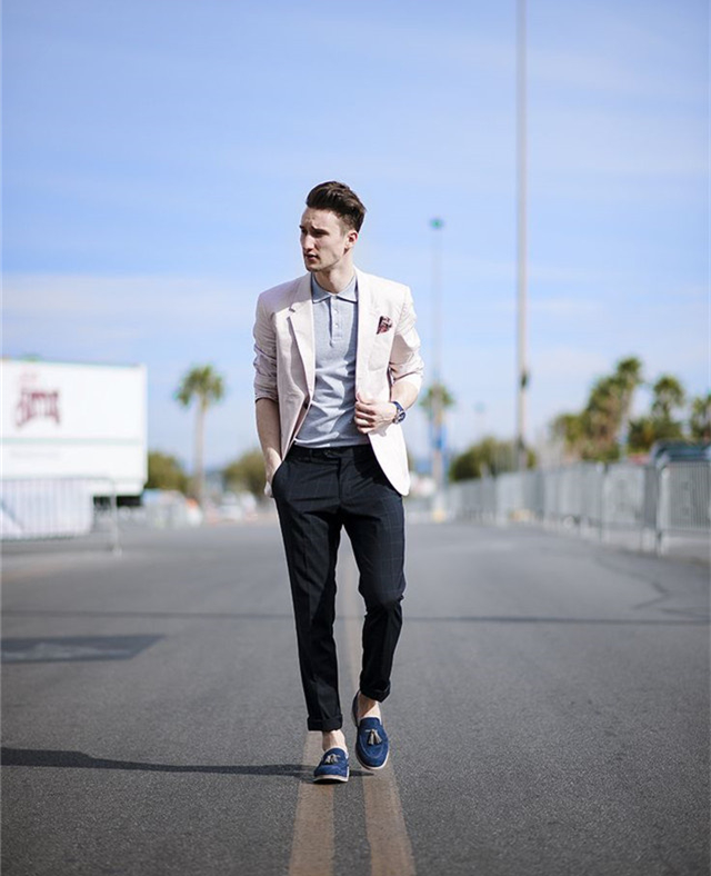 灰蓝色的polo外搭一件裸色的西装外套,如此优雅的商务型男穿搭你还怕