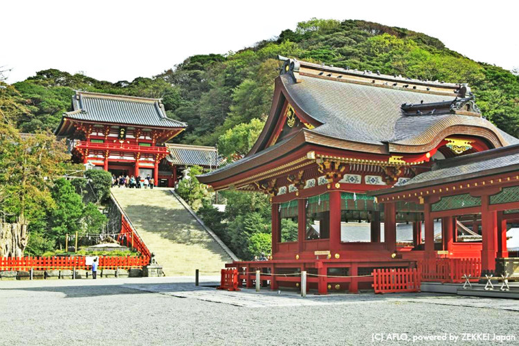 称鹤冈若宫,八幡神成为源氏的守护神.