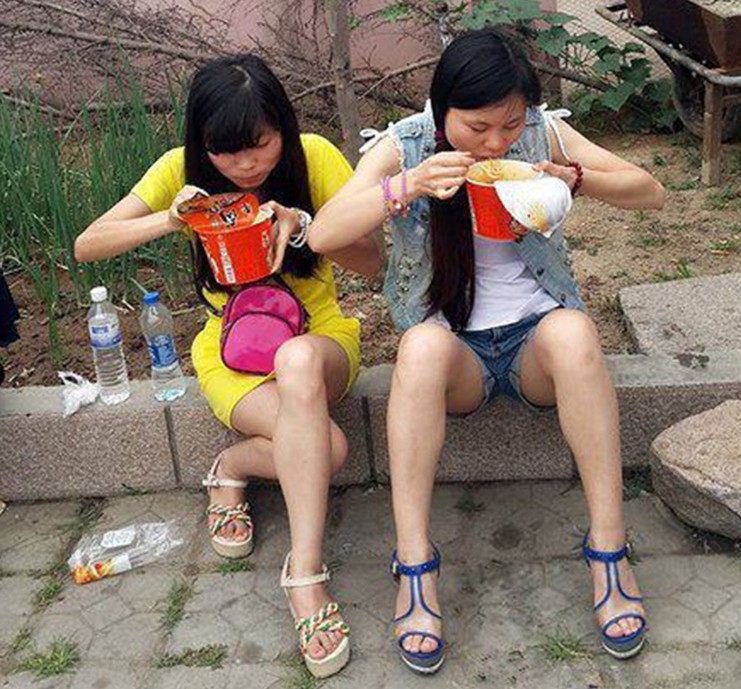 女性为了保持矜持和优雅,或者是为了防止走光,坐下时通常双腿并拢.