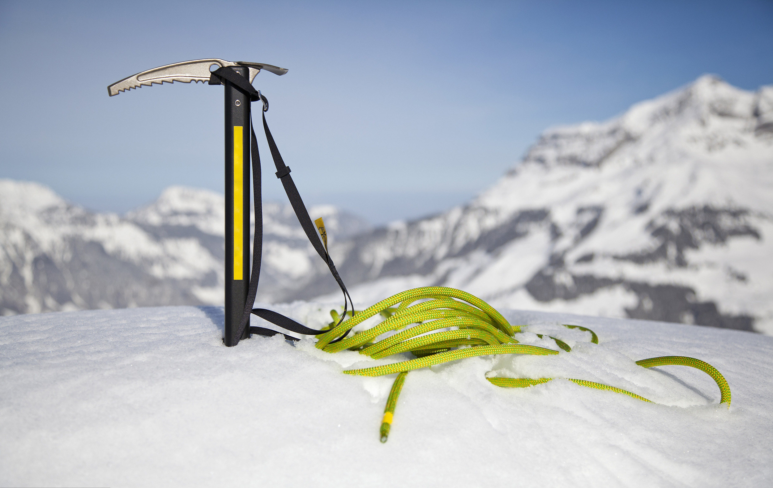 常用到的冰镐分为"直"的冰镐和"弯"的冰镐,它们有着不一样的功能和