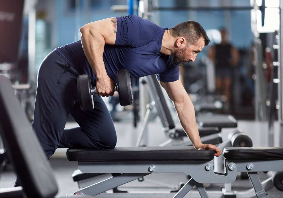 单臂哑铃划船一个被你低估的练背动作